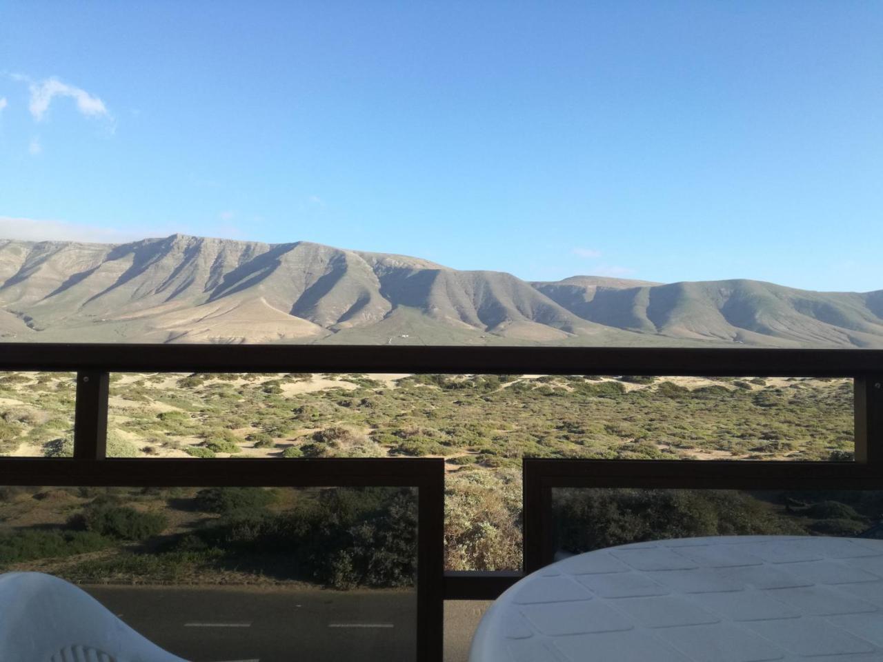Surfhouse Hostel Famara Caleta De Famara 외부 사진